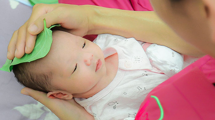 How to use lá trầu không hơ nóng to soothe a newborn\'s stomach?