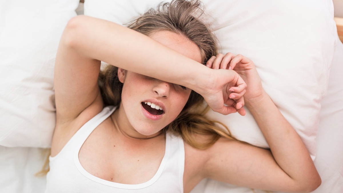 Súc miệng bằng nước muối ấm có thể giúp giảm đau rát cổ họng sau khi ngủ dậy không?
