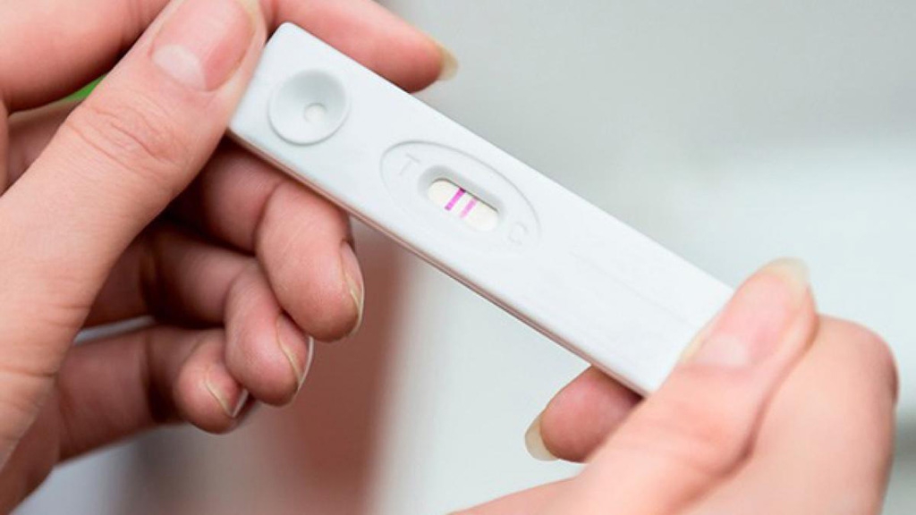 Trong trường hợp que thử thai dương tính nhưng siêu âm không thấy thai, liệu có phải em đang mang thai ngoài tử cung không? Vì sao?

