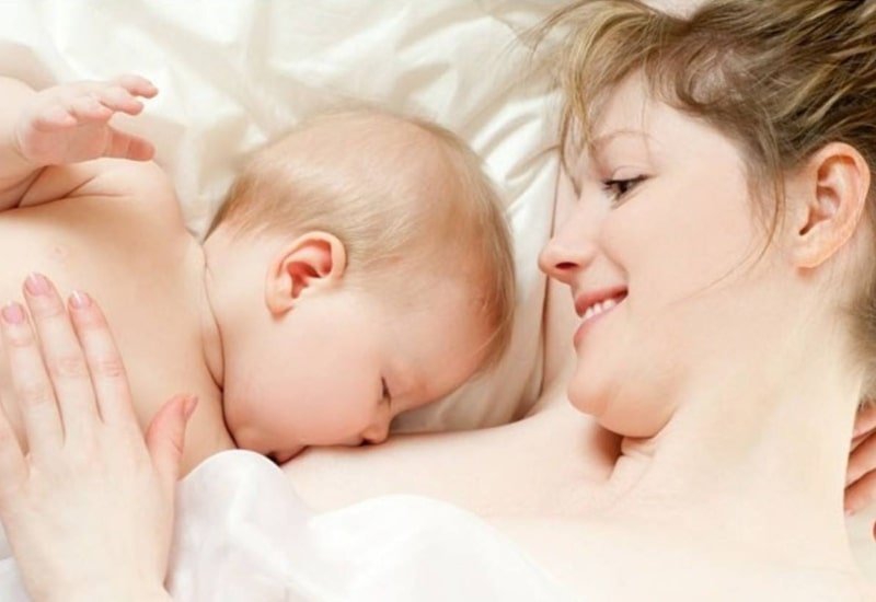 Khi nào dạ dày trẻ sơ sinh hết nằm ngang?