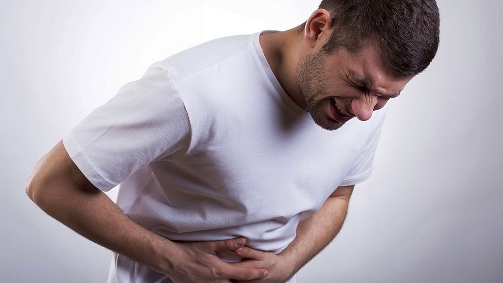 Tại sao viêm đại trực tràng gây ra đau bụng dưới bên trái ở nam giới? 

