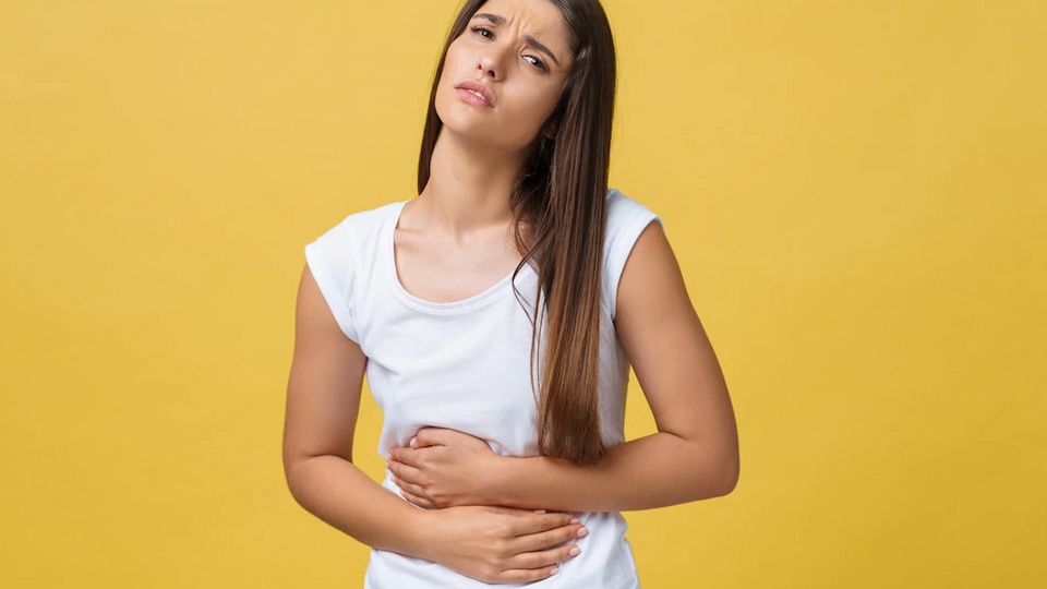 Đau từng cơn bụng từ trên có thể là triệu chứng của một vấn đề nghiêm trọng không?
