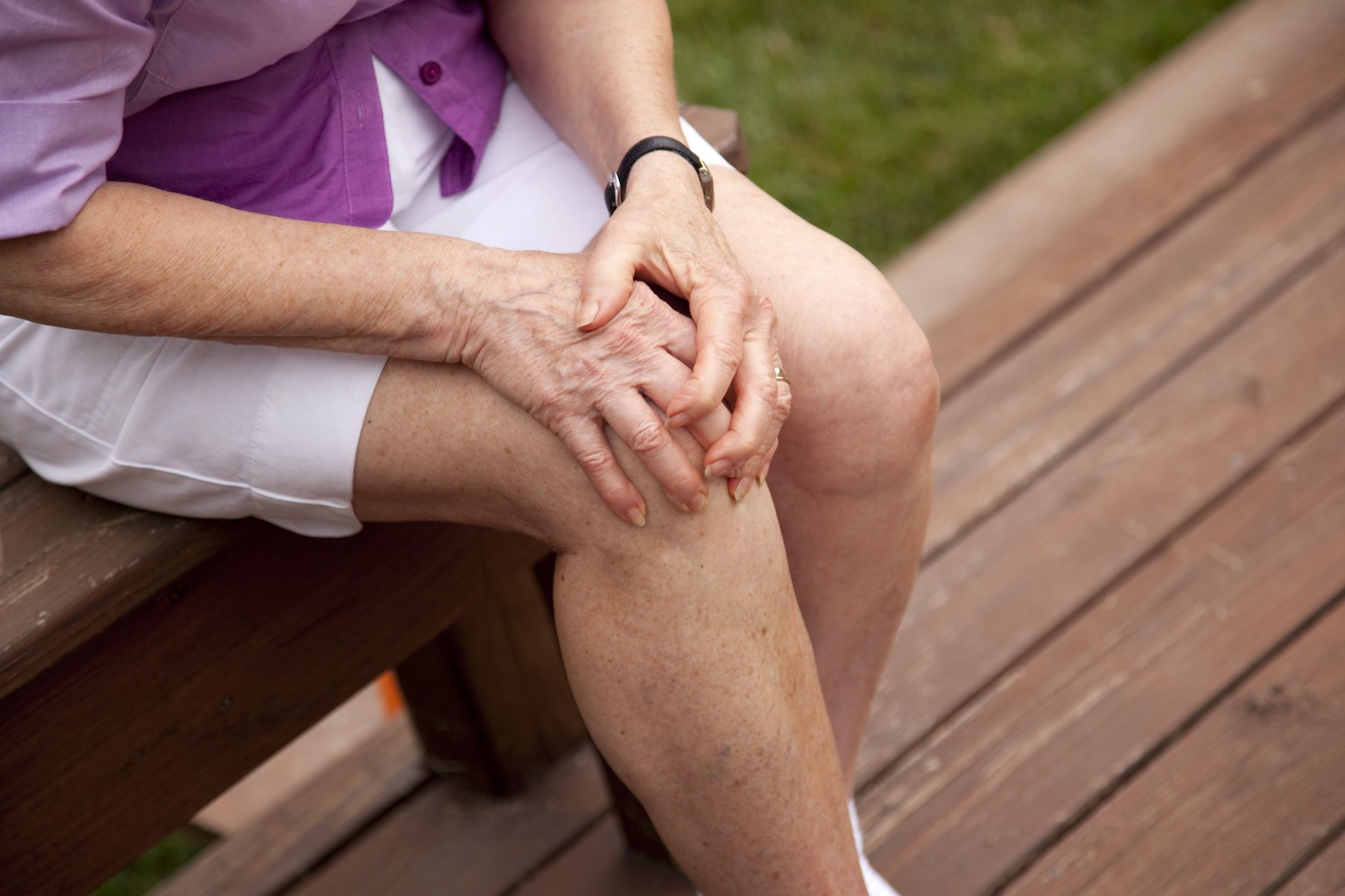 Làm thế nào để phòng ngừa và điều trị thoái hóa khớp gối gây đau khi đứng lên ngồi xuống?
