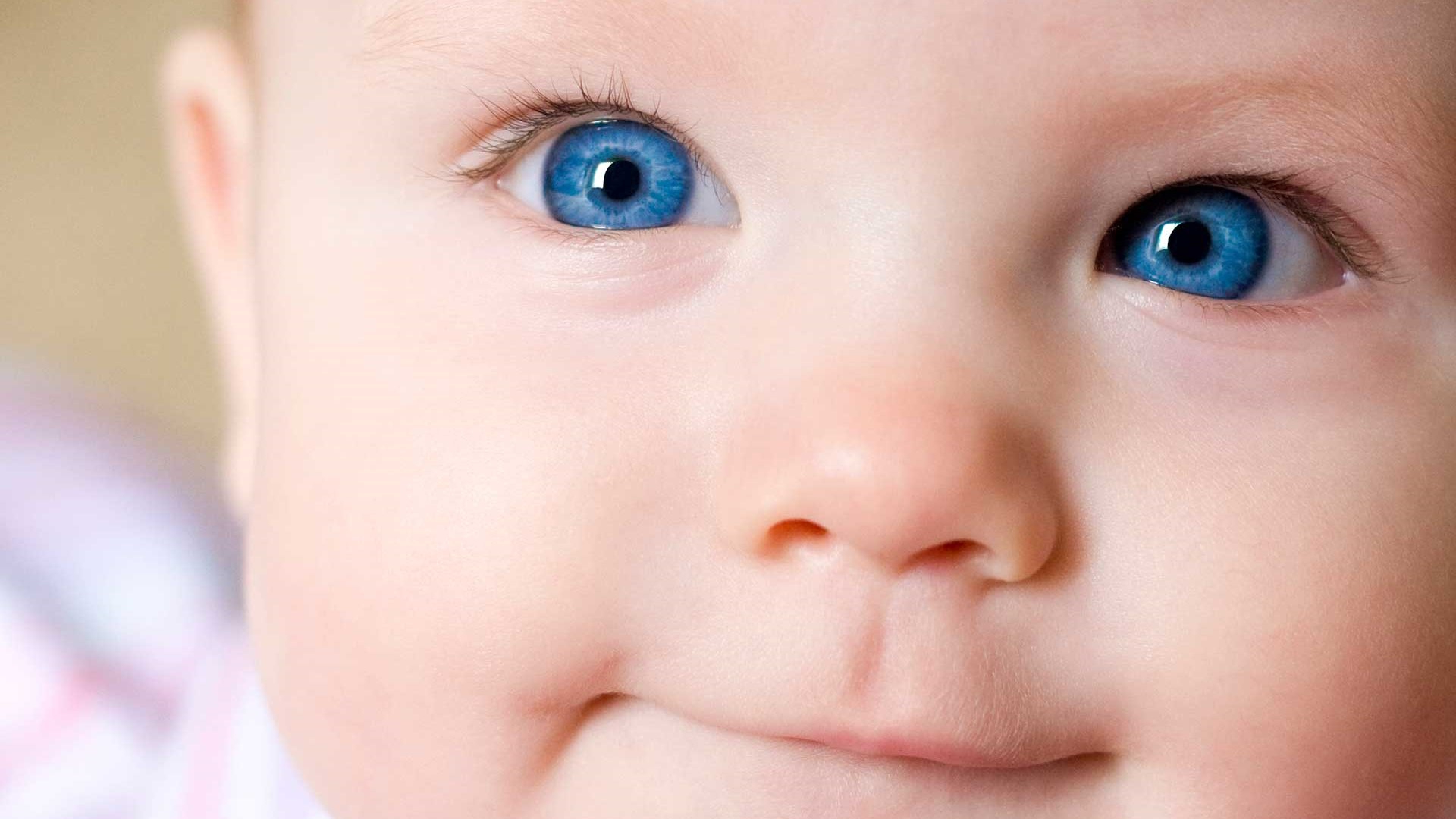 Мнимое лицо. Косоглазие у детей. Детские глаза. Детские голубые глаза. Малыш с голубыми глазами.