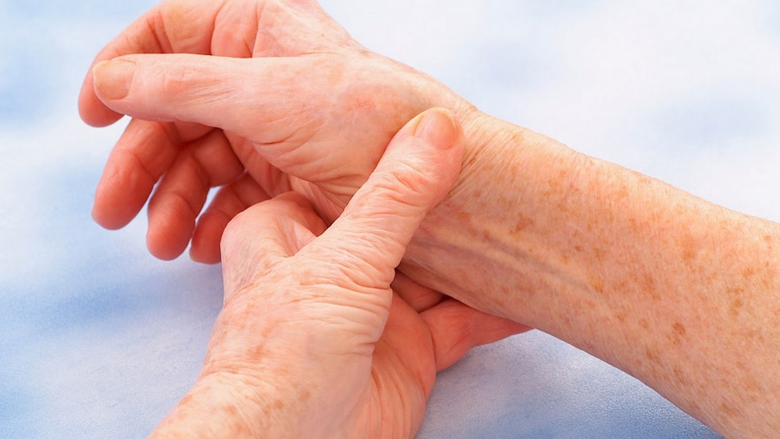 Bệnh phong thấp có thể ảnh hưởng đến bàn tay và chân như thế nào?
