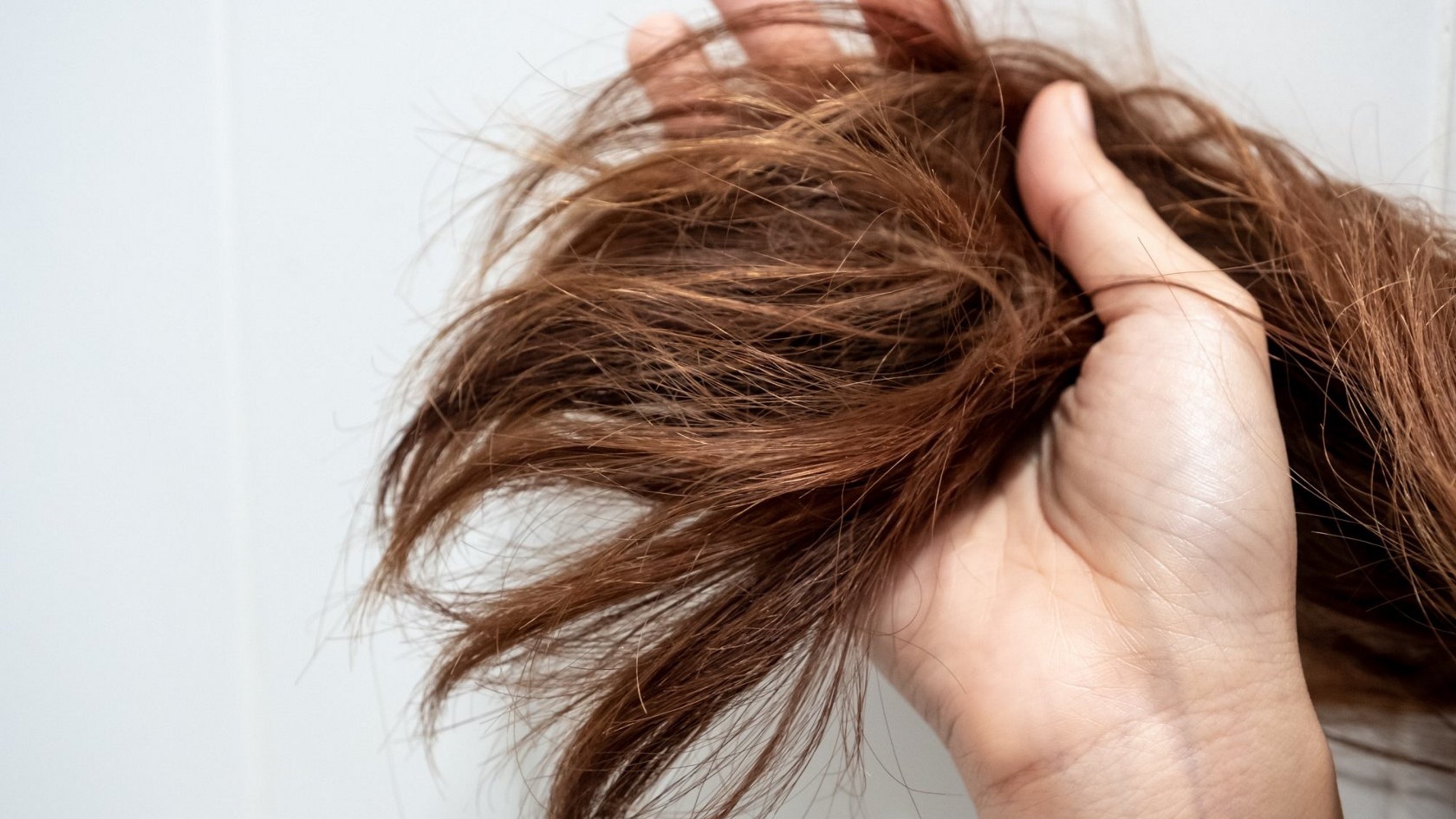 Cách chữa đuôi tóc khô xơ, chẻ ngọn - Nhà thuốc FPT Long Châu