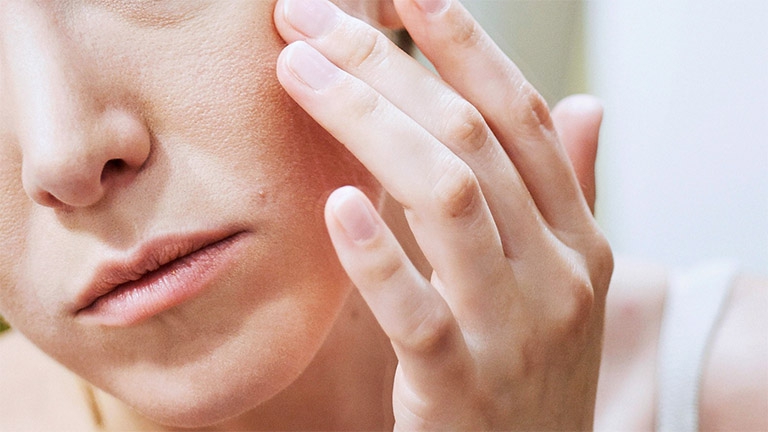 Có những phương pháp tự nhiên nào giúp làm mờ lỗ chân lông và giảm sần sùi da?
