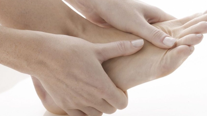Làm thế nào để chăm sóc và phòng ngừa đau chân trái?
