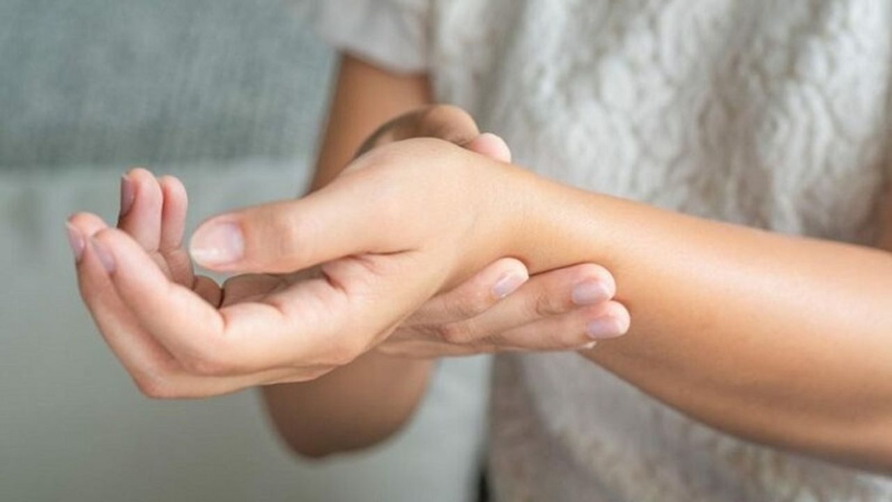 Có những yếu tố nào có thể tăng nguy cơ bị đau cổ tay không sưng?
