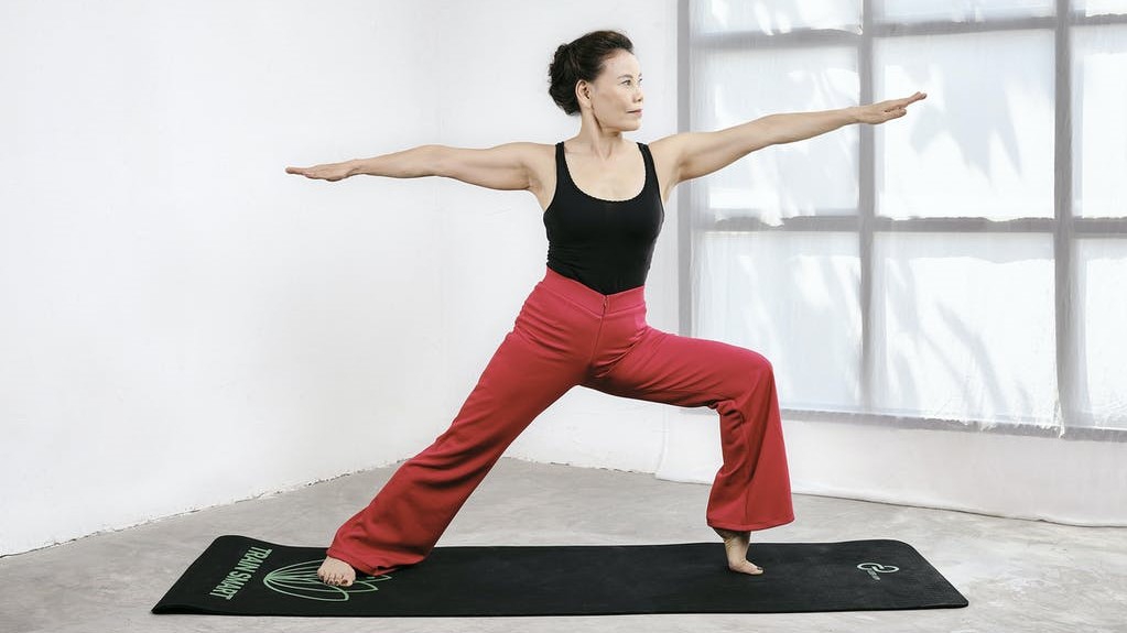 Yoga có thể giúp tăng cường sức mạnh và linh hoạt của cơ bắp xung quanh khớp gối như thế nào?

