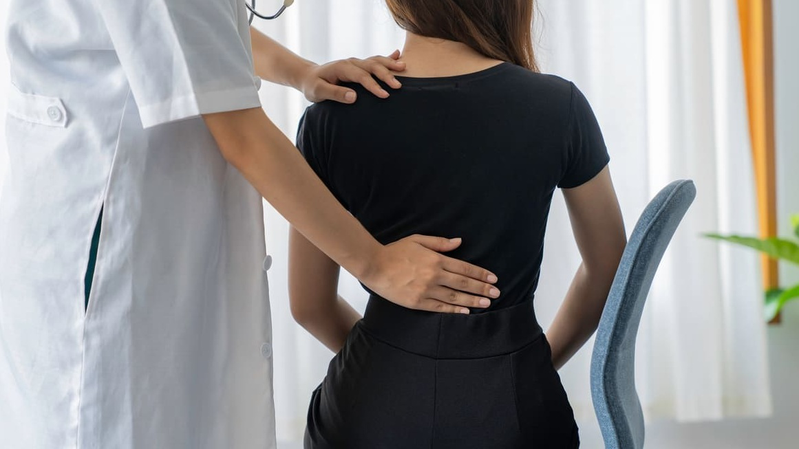 Đau lưng không đứng thẳng được: Nguyên nhân và cách điều trị 3