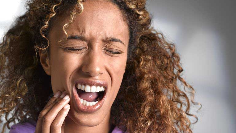 Làm sao để chăm sóc răng miệng hàng ngày để tránh tình trạng đau răng nổi hạch dưới hàm?
