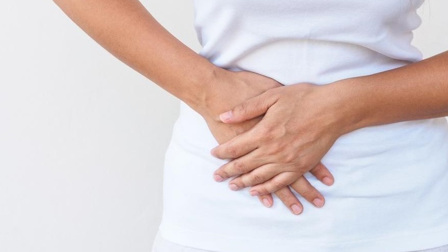 Dấu hiệu nào cho thấy đau ruột thừa diễn ra ở bên phải của cơ thể?