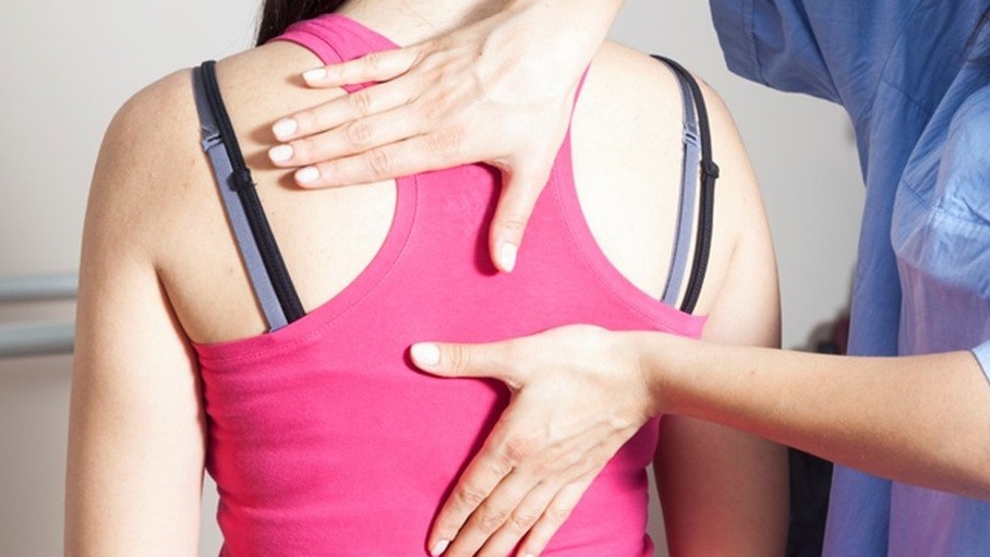 Tại sao cơn đau có thể lan ra sau lưng, đặc biệt là ở giữa hai bả vai?
