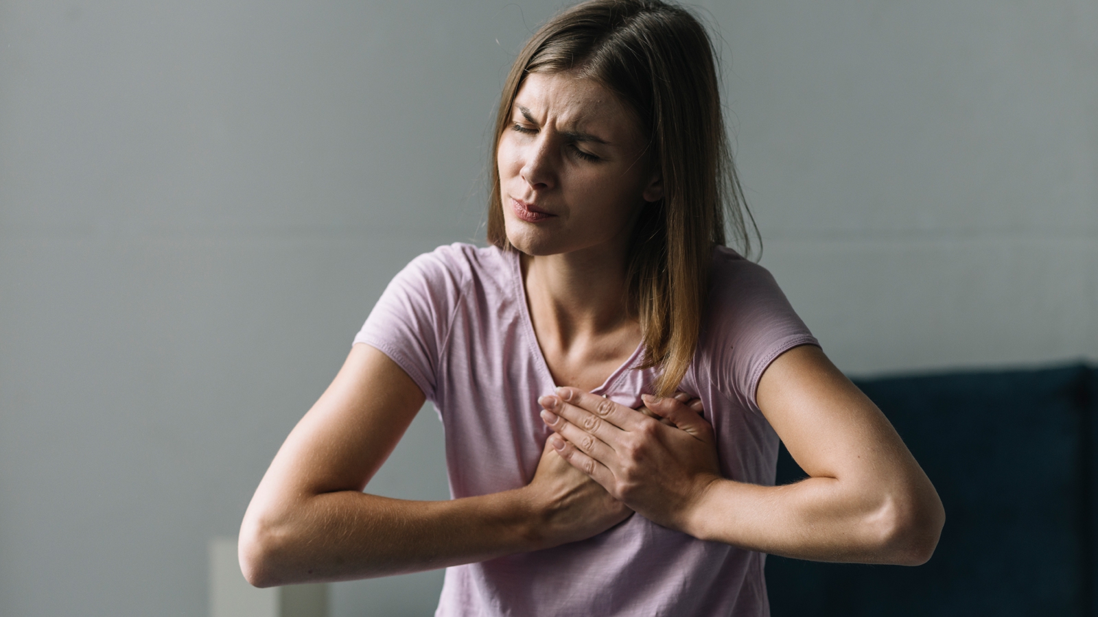 Có những bệnh lý nào khác có triệu chứng tương tự đau giữa ngực?

