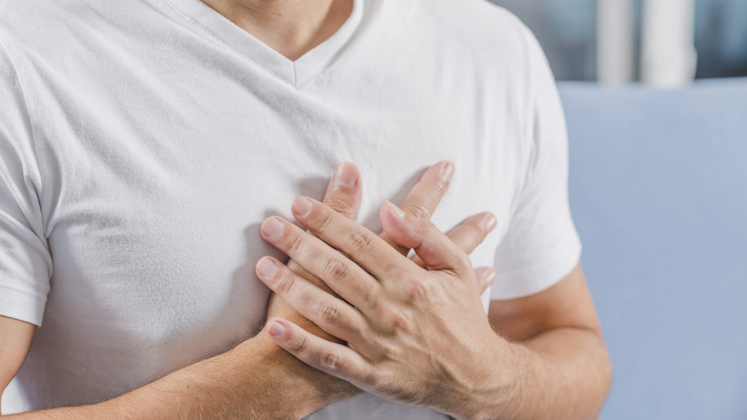 Triệu chứng đau ngực sau Covid-19 có liên quan đến khó thở không?

