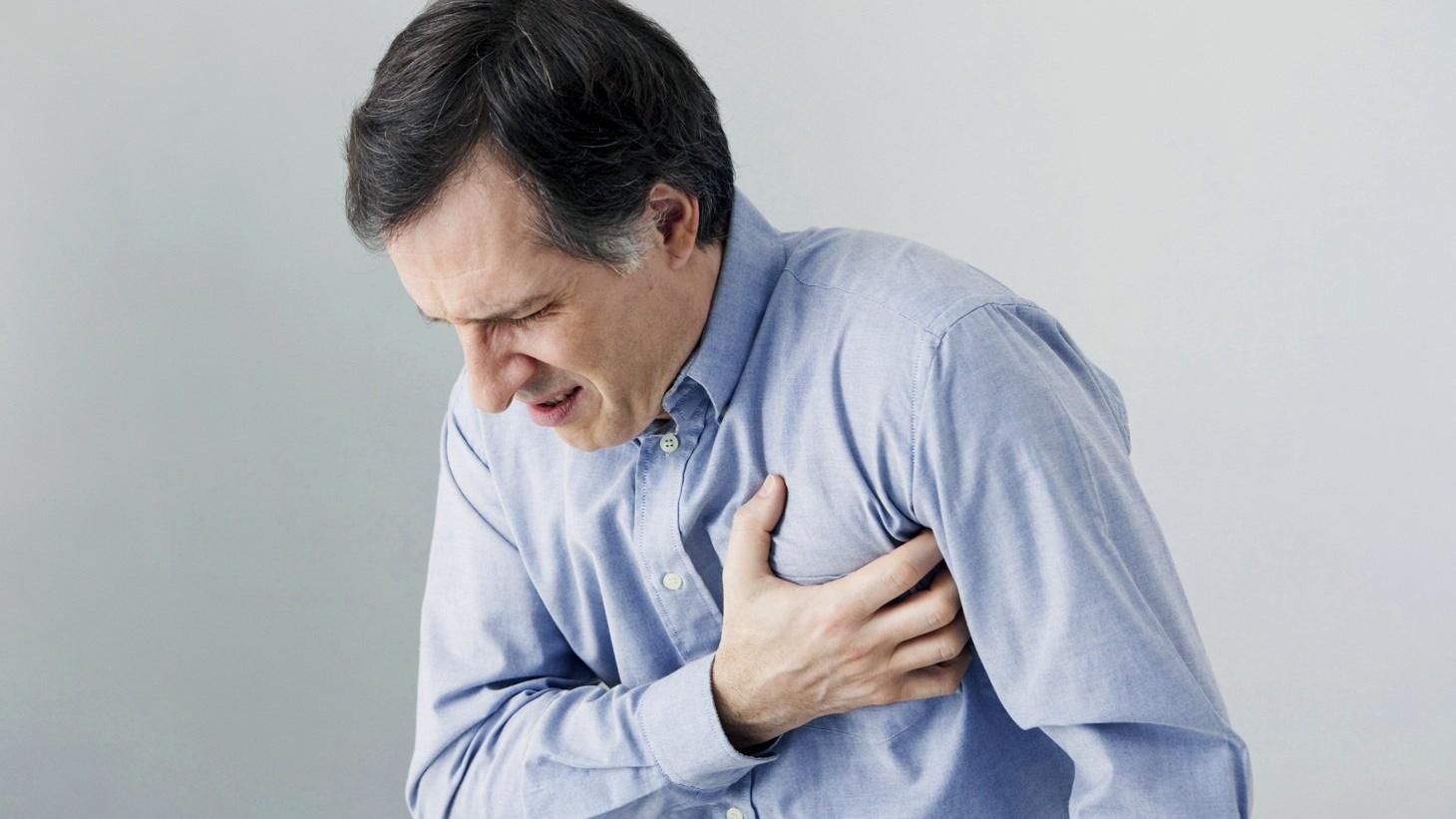 Khó thở, chóng mặt, buồn nôn và nôn có thể là dấu hiệu của vấn đề gì liên quan đến tức ngực sau lưng?
