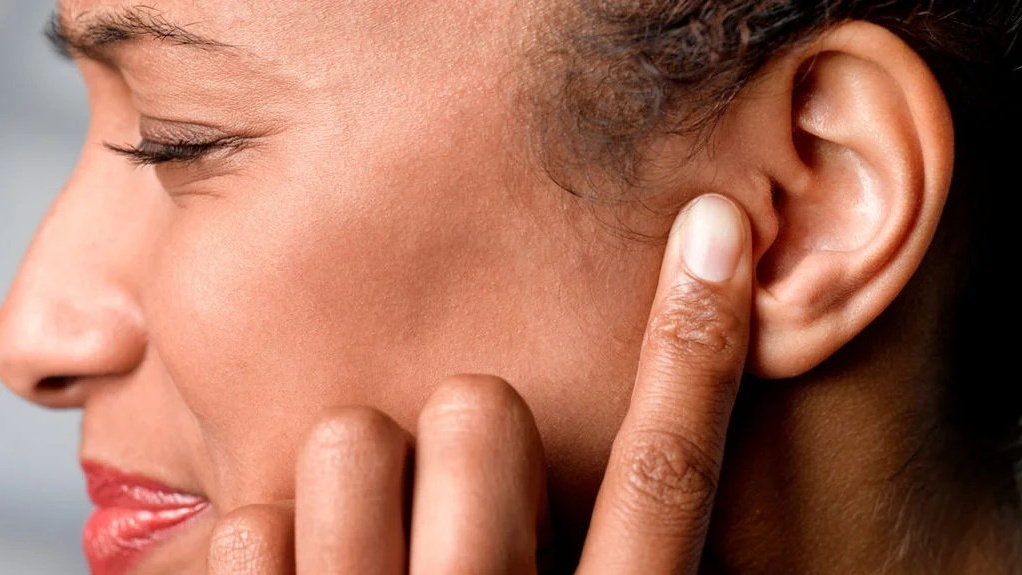 Khi tai bị đau do đeo tai nghe, có cách nào để giảm đau một cách nhanh chóng?

