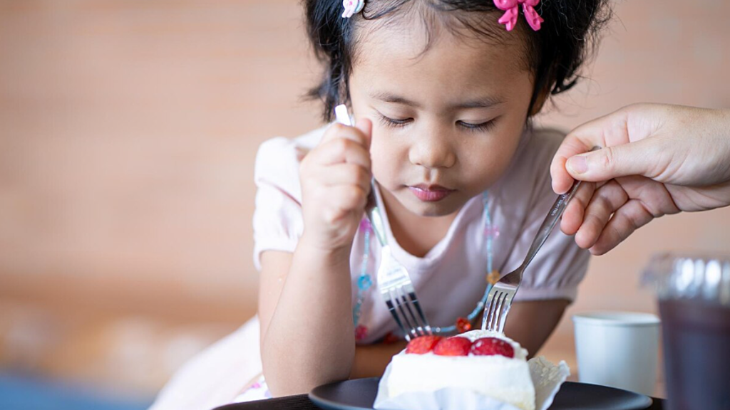Điều gì sẽ xảy ra khi trẻ ăn quá nhiều đường?