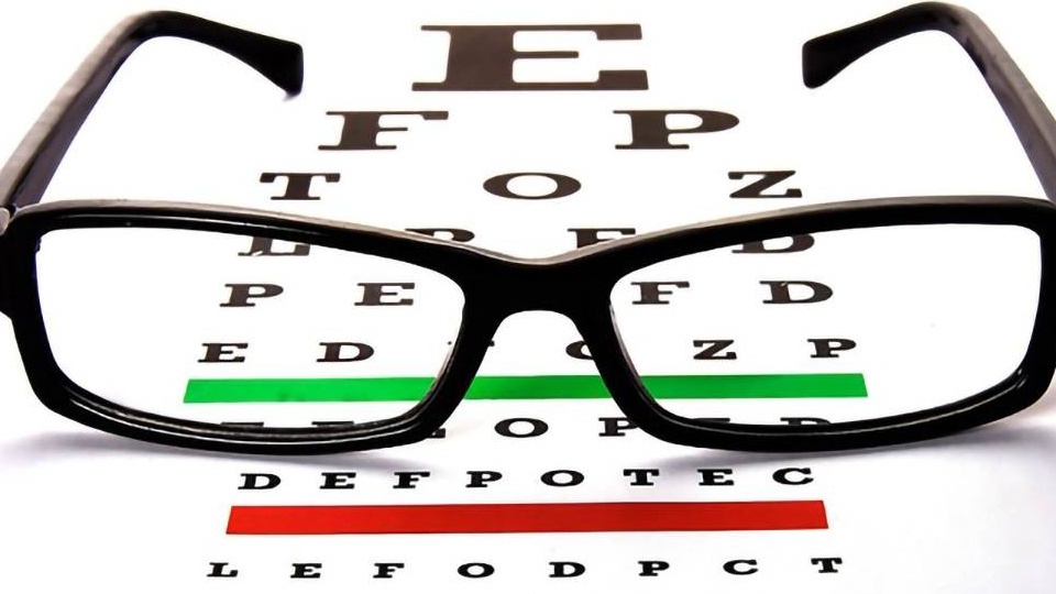 Khi mắt có độ cận thị -1.5 diop, người đó có thể nhìn rõ từ xa đến gần không?
