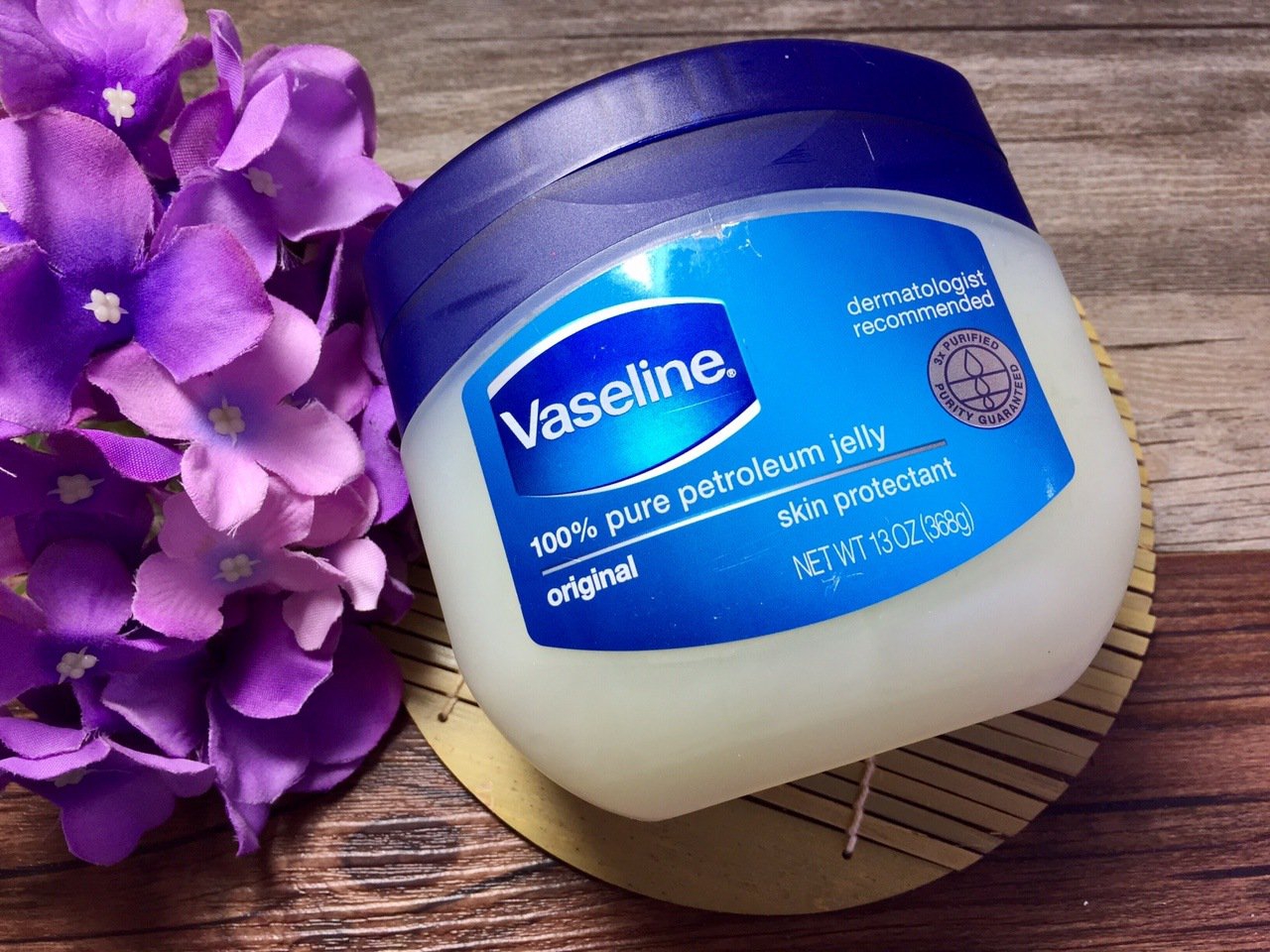 Các thành phần chính của thuốc mỡ vaseline là gì?
