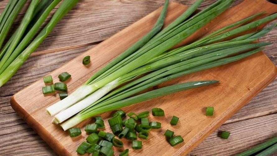 Giải đáp: Ăn hành sống có bị hôi nách không?