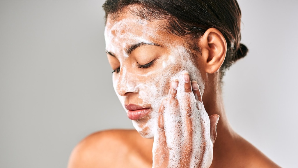 Làm sạch và chăm sóc da: Cách nên lột mụn trước hay rửa mặt trước hiệu quả