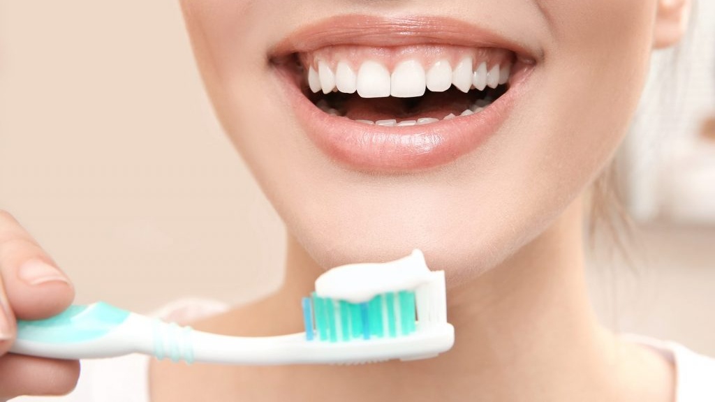 Có nên sử dụng nước xúc miệng sau khi nhổ răng khôn trước khi đánh răng?
