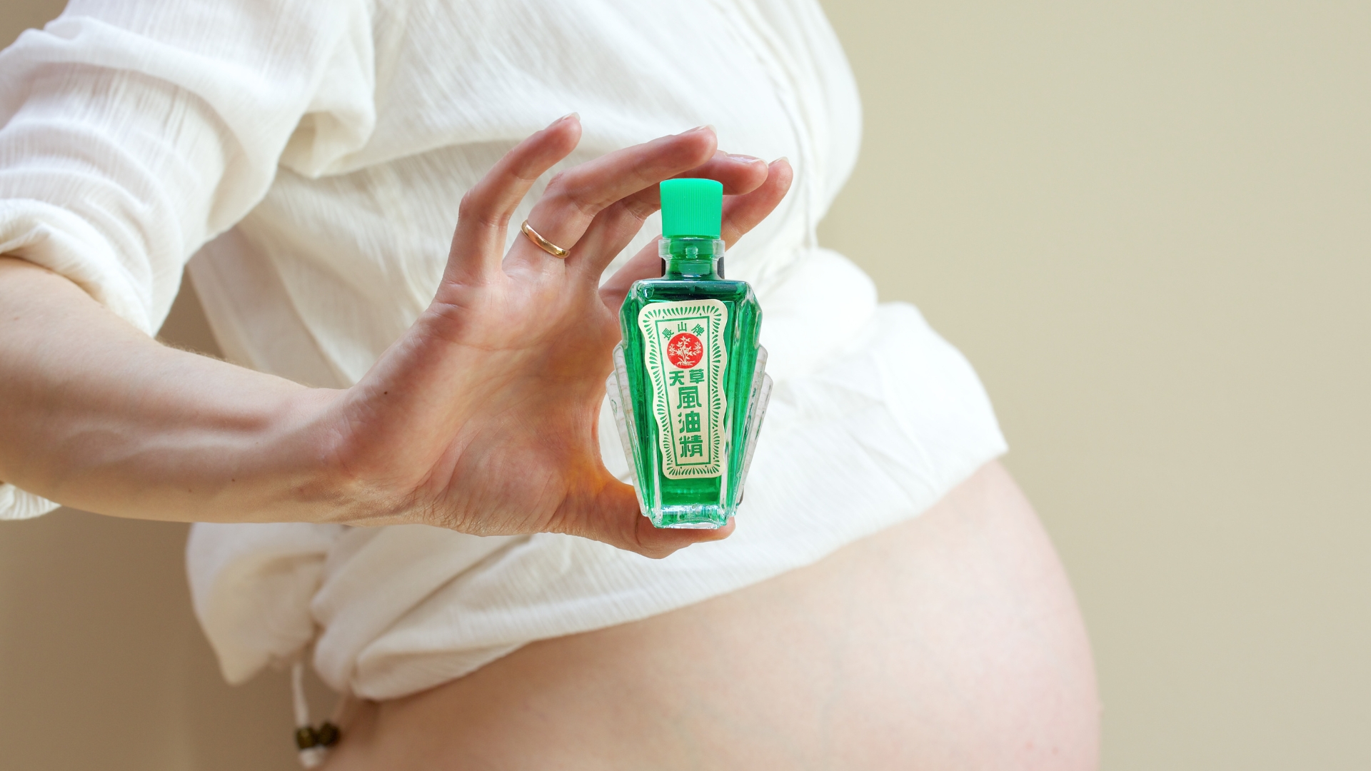 Giải đáp thắc mắc: Bà bầu có được dùng dầu gió không?