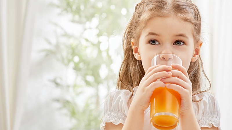 giải đáp thắc mắc trẻ bị táo bón có nên uống nước cam không 5
