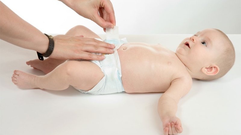 Giải đáp: Trẻ sơ sinh dùng bao nhiêu bỉm một ngày? Cách thay bỉm cho bé