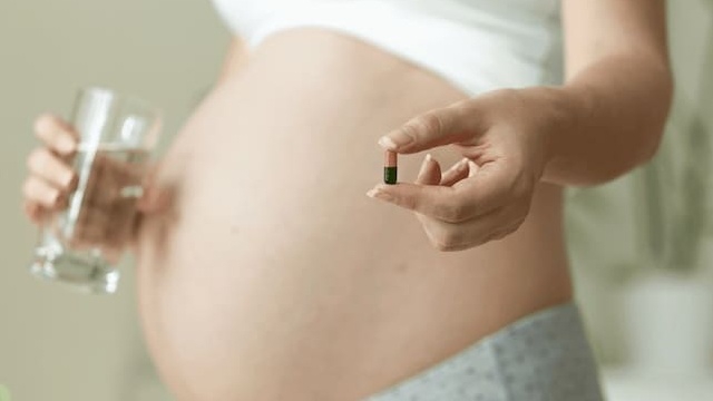 [Góc thắc mắc] Khi cho con bú uống viên chống nắng được không?