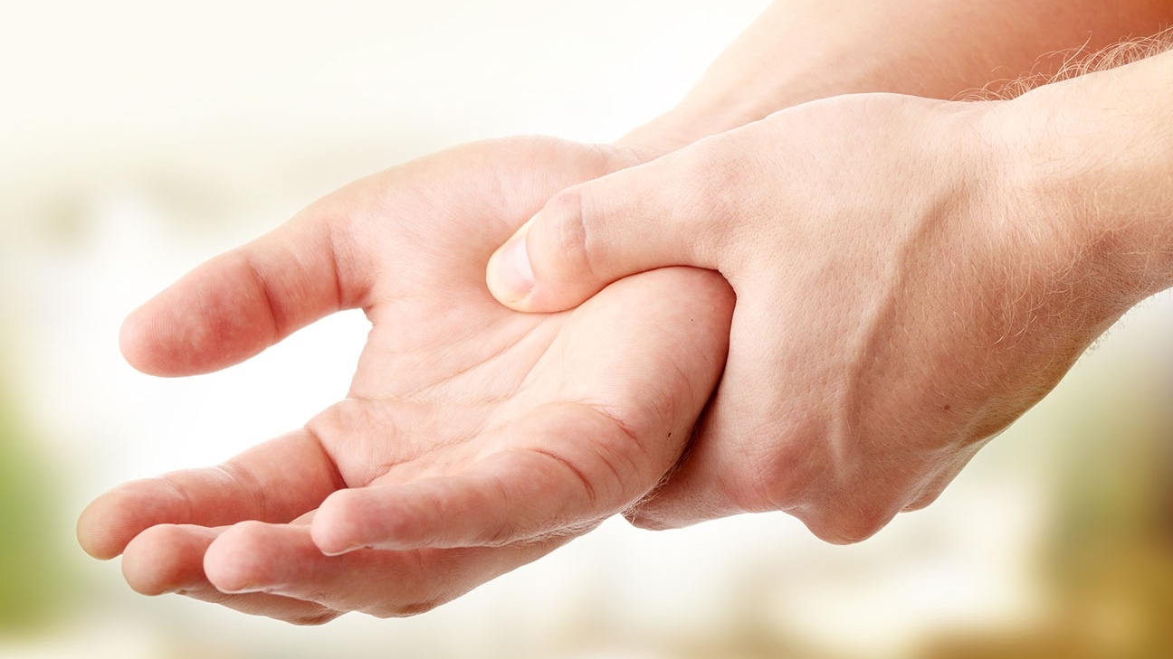 Bệnh thiếu chất nào khác có thể gây ra các triệu chứng tương tự như run tay?

