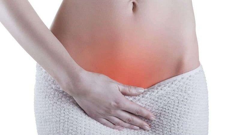 Ngoài đau bụng, còn có những triệu chứng nào khác có thể xảy ra sau chuyển phôi?
