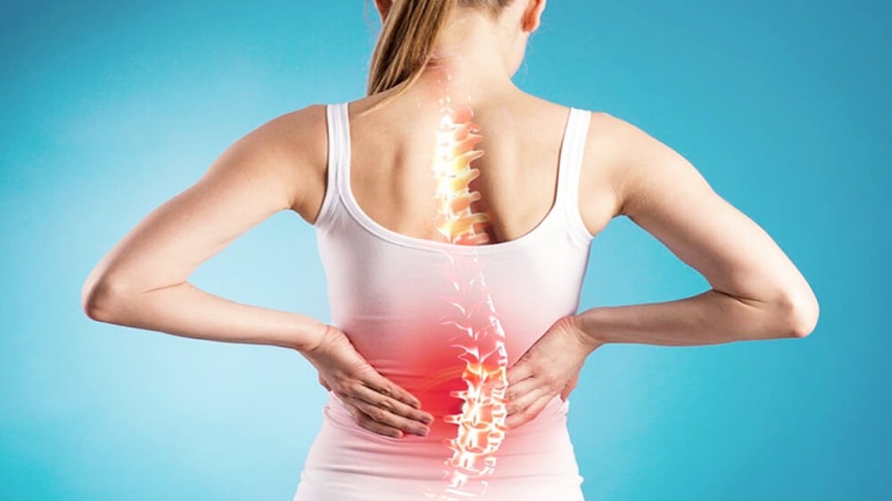 Có những triệu chứng khác ngoài đau lưng khi hít thở sâu bên trái mà làm suy nghĩ đến viêm tụy không?
