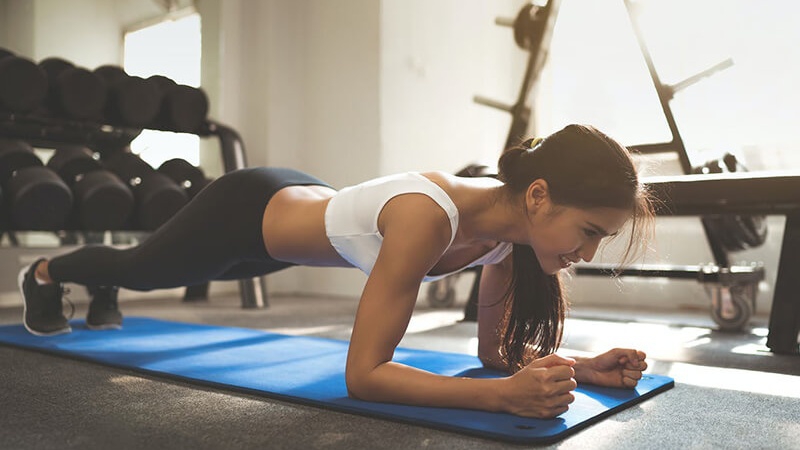 Có cần sử dụng các phụ kiện tập luyện khi thực hiện bài tập plank để giảm mỡ bụng không?
