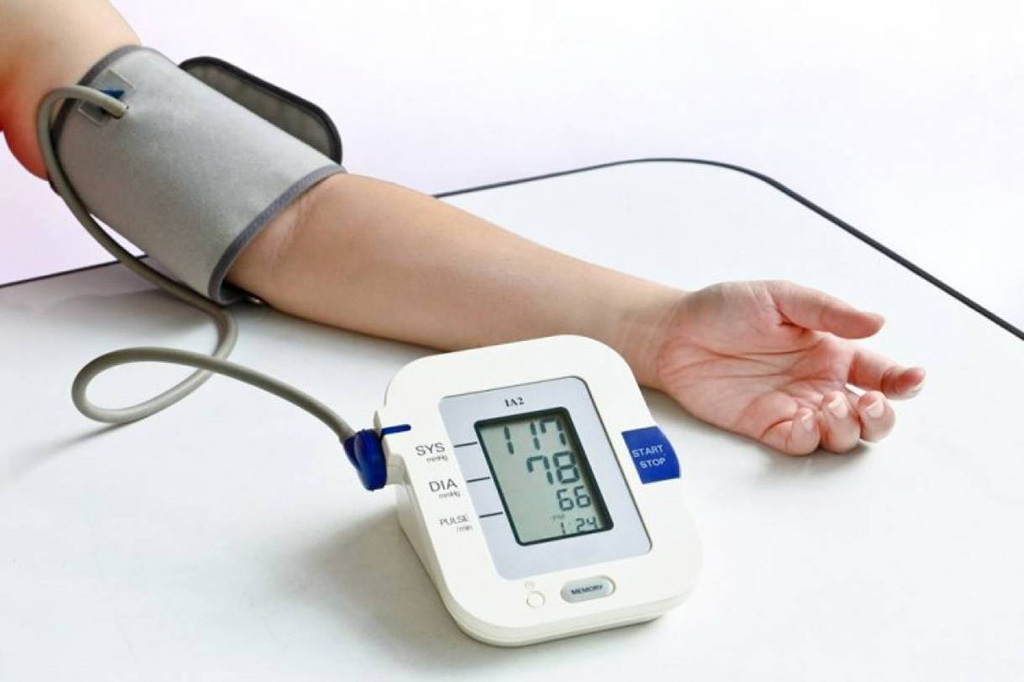 Sau khi đo huyết áp bằng máy điện tử, cần chú ý những điều gì?

