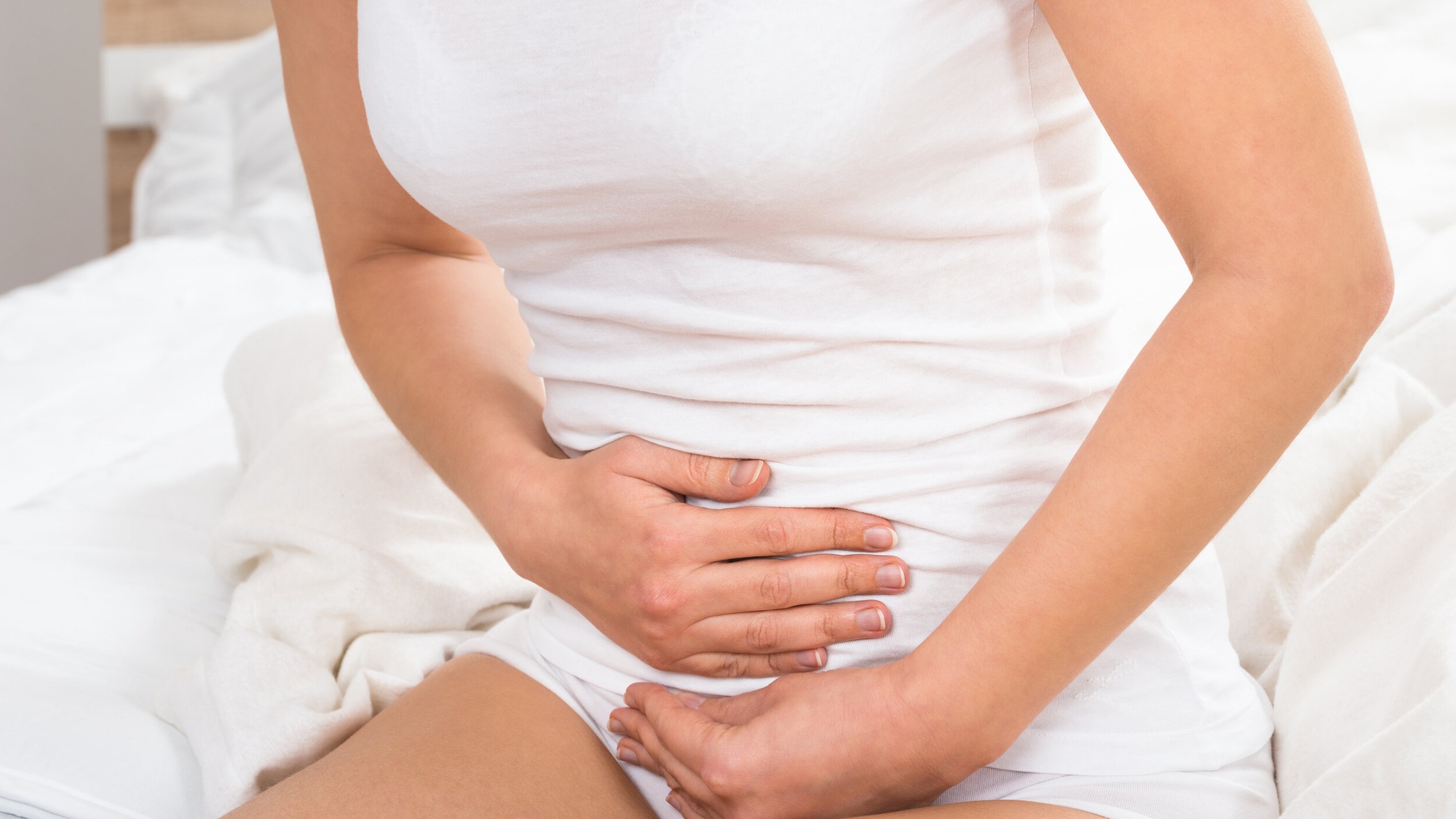 Tại sao tránh nằm thẳng người có thể giúp giảm đau bụng trên rốn?