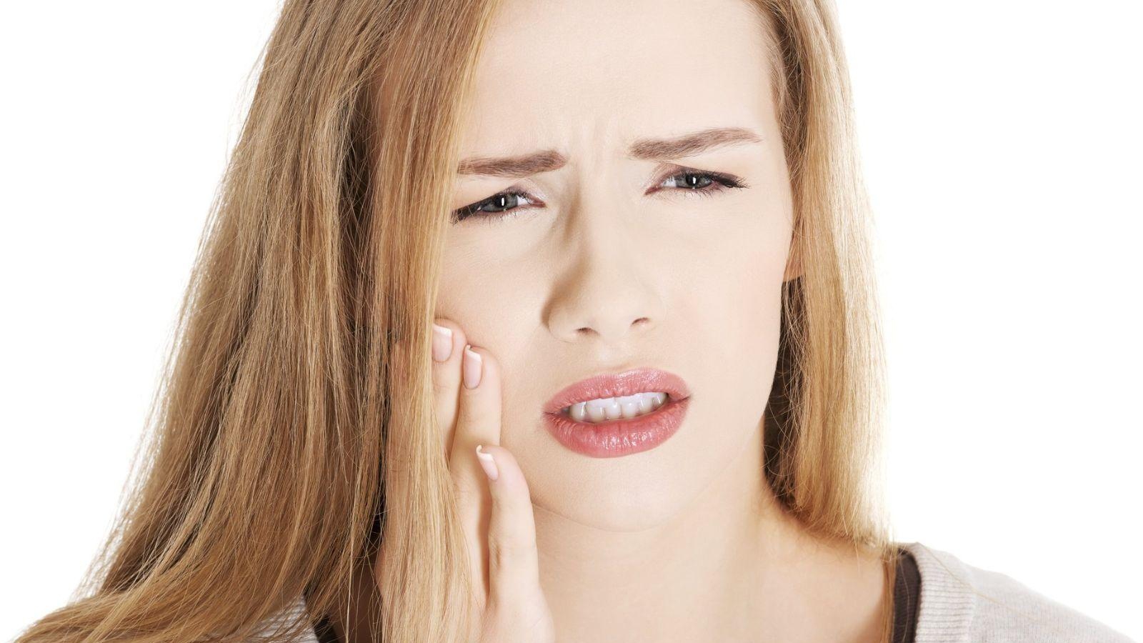Cách chườm đá giúp giảm đau răng khôn bị sâu như thế nào?
