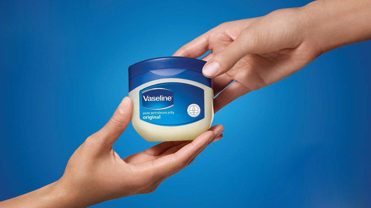 Bôi Vaseline Lên Mặt Qua Đêm Nên Hay Không? - mddermatics.net.vn