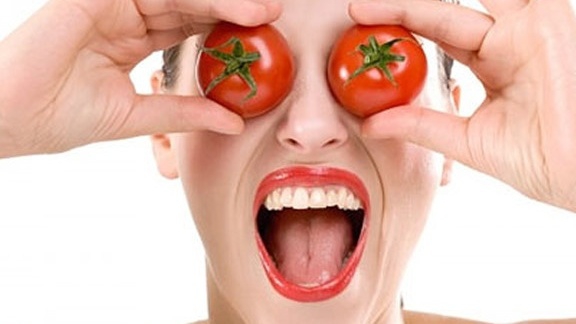 Cà chua có tác dụng gì trong việc điều trị thâm mắt?