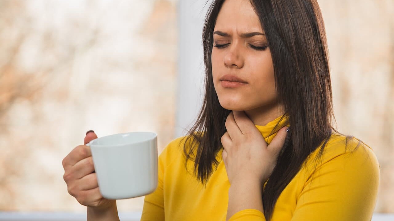 Tại sao khi bị đau họng khàn tiếng cần uống nước?
