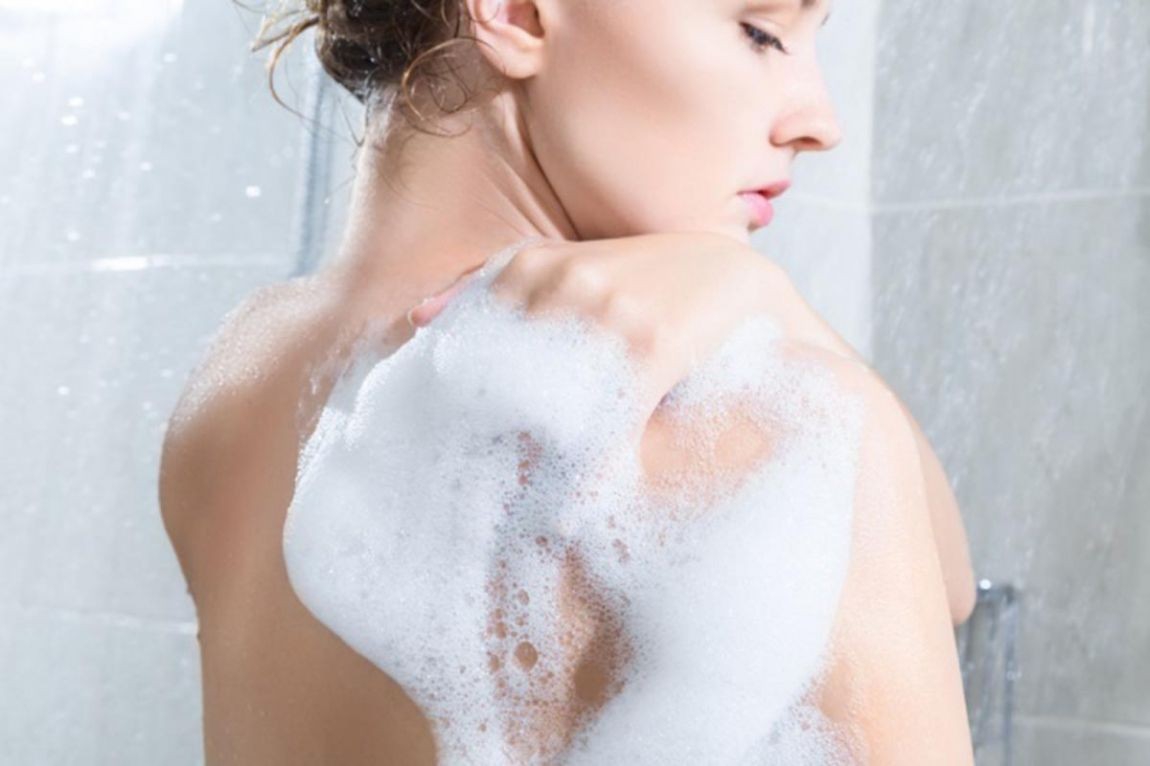 Có nên xát xà phòng trực tiếp lên vùng da bị zona thần kinh khi tắm không?
