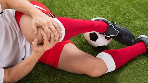 Thuốc giảm đau nào thường được sử dụng để giảm triệu chứng đau đầu gối khi đá bóng?
