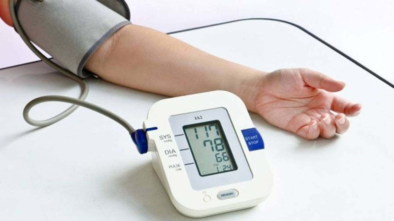 Máy đo huyết áp điện tử loại nào phù hợp với người già?
