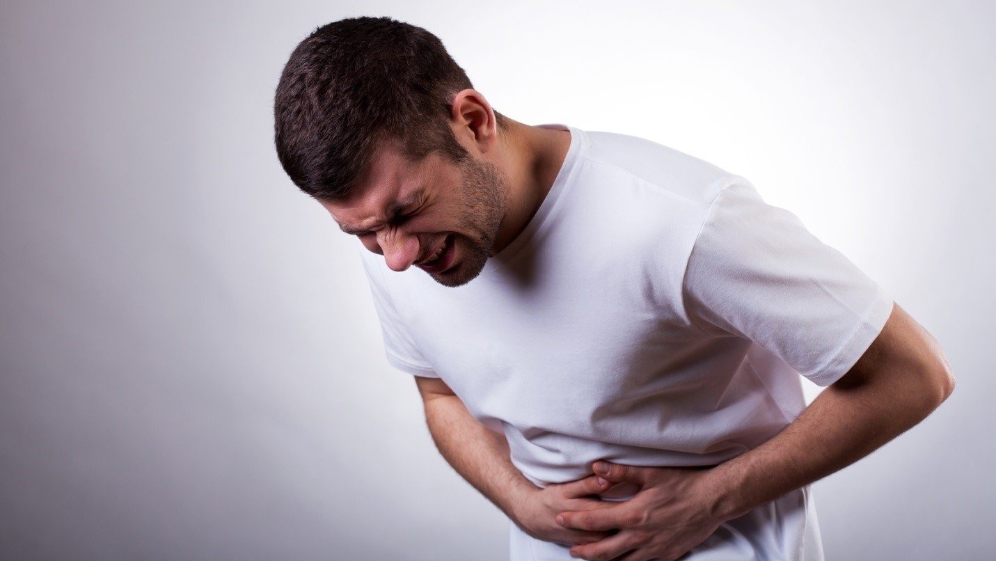Bệnh viêm ruột thừa ở nam giới thường có triệu chứng gì ngoài đau bụng dưới?
