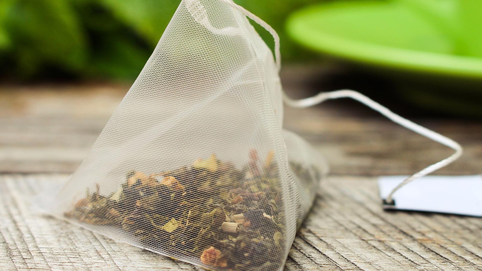 Túi trà ngâm trong nước nóng hay lạnh để trị thâm mắt hiệu quả hơn?
