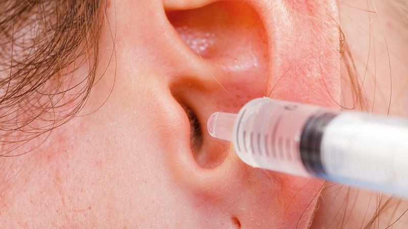 Loại bỏ ráy tai cho trẻ với dung dịch Otosan Natural Ear Drop 3