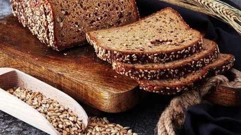Bánh mì đen bao nhiêu calo? Ăn bánh mì đen có giúp giảm cân không?