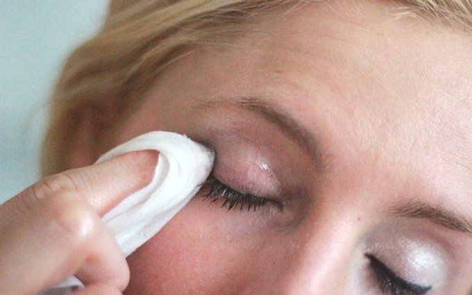 Có cần đi khám chuyên khoa mắt nếu bị viêm kết mạc không?
